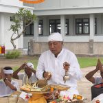 Prosesi Melaspas Gedung Kantor Dwisma c0716t01